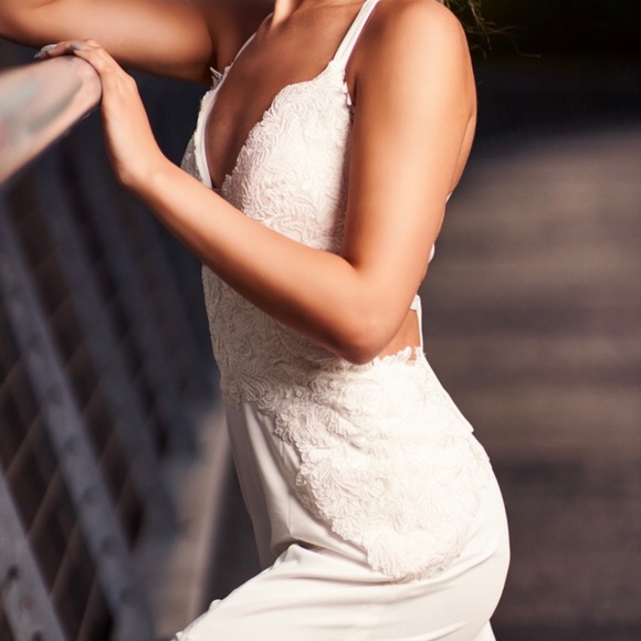 Elegant ivory evening gown with lace detail and subtle sparkle! - Picture 7 of 10